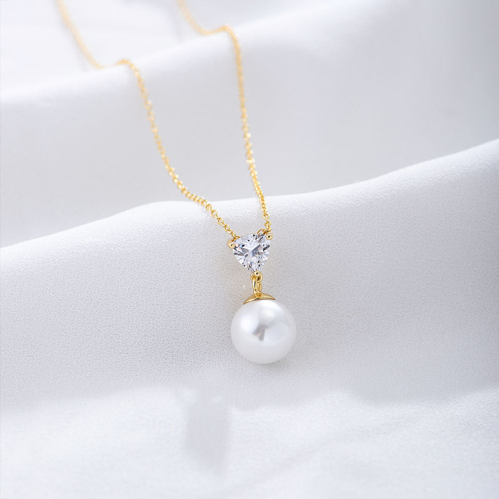 Luxury Claw Setting Triangle Zircon Round Pearl Pendant Necklace