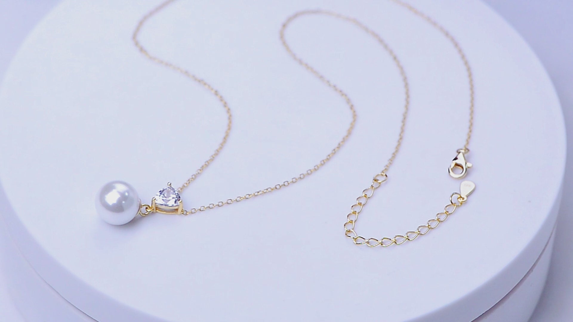 Luxury Claw Setting Triangle Zircon Round Pearl Pendant Necklace